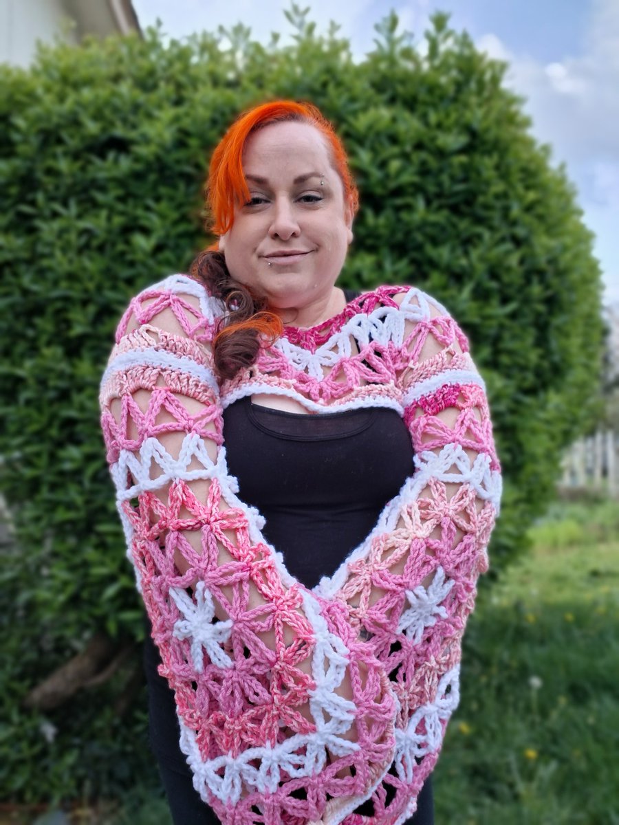 KaTapillars_Art's tweet image. Back at it with more! With all the cherry blossom vibes! Sure to make some heads turn!

This is available in my shop and a few more! Go see what you can find!

Pattern testing for Starlily Creations 
Pattern coming soon

#crocheting #springvibes🌸 #croptop #floweroflife #handmade