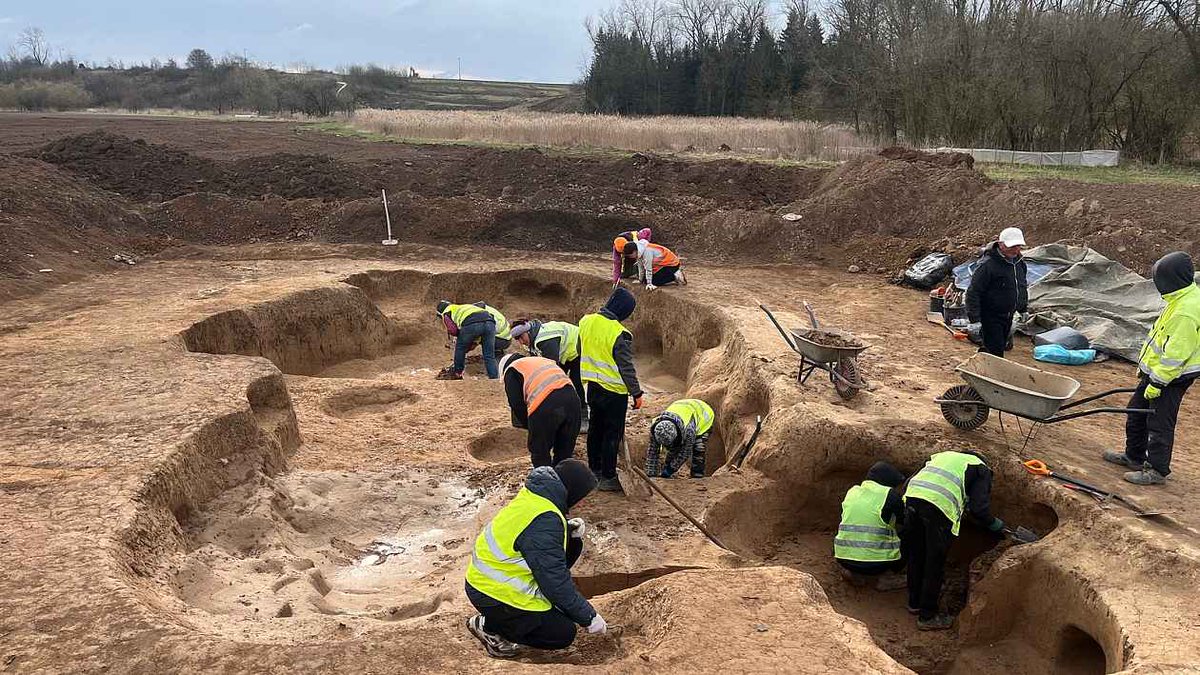 PavelCajthaml's tweet photo. Nálezy pod budoucí dálnicí D11 Jaroměř - Trutnov nás vyvedly z hlubokého omylu, přiznali archeologové. https://t.co/dTcx9nVLWi #trutnov #D11 #dalnice #krkonosskydenik https://t.co/gyRPouEIAB