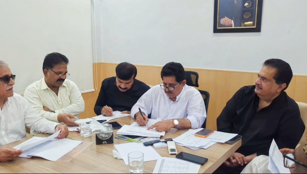 ShakeelChPPP's tweet image. پاکستان پیپلز پارٹی ضلع جنوبی کے صدر جاوید ناگوری کے زیرِ صدارت ضلعی تنظیمی اجلاس 

اجلاس میں ڈویژنل ضلعی سٹی ایریاز کے عہدیداران اور MNA نبیل گبول، صوبائی مشیر سید نجمی عالم، سینیٹر یوسف بلوچ معاون خصوصی عثمان ہنگورو کی بھی شرکت

اس موقع پر تنظیمی امور پر تفصیلی گفتگو 

#Karachi