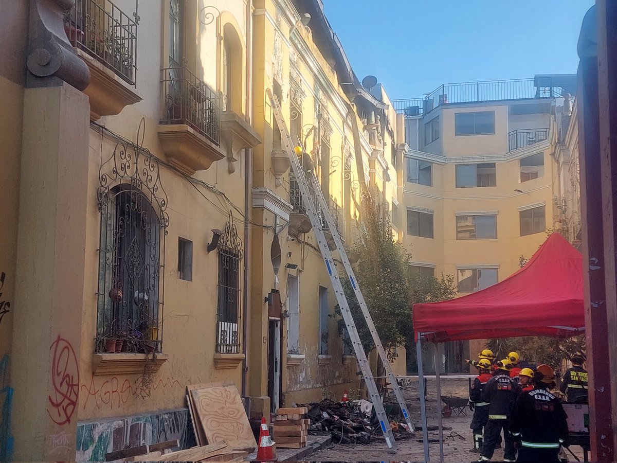 cbsantiago's tweet image. 🔴 El Grupo USAR-Santiago reanuda hoy la búsqueda de posible víctima fatal de #incendio que el 6 de abril afectó propiedad de calle Cumming y Catedral, donde ayer se ubicó y rescató cuerpo de una persona.
@Comandantecbs
@Muni_Stgo
#BomberosSantiago
