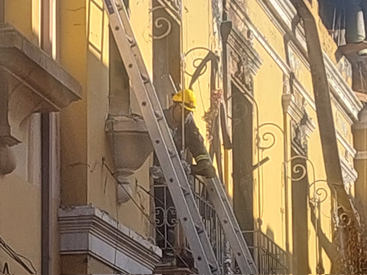 cbsantiago's tweet image. 🔴 El Grupo USAR-Santiago reanuda hoy la búsqueda de posible víctima fatal de #incendio que el 6 de abril afectó propiedad de calle Cumming y Catedral, donde ayer se ubicó y rescató cuerpo de una persona.
@Comandantecbs
@Muni_Stgo
#BomberosSantiago