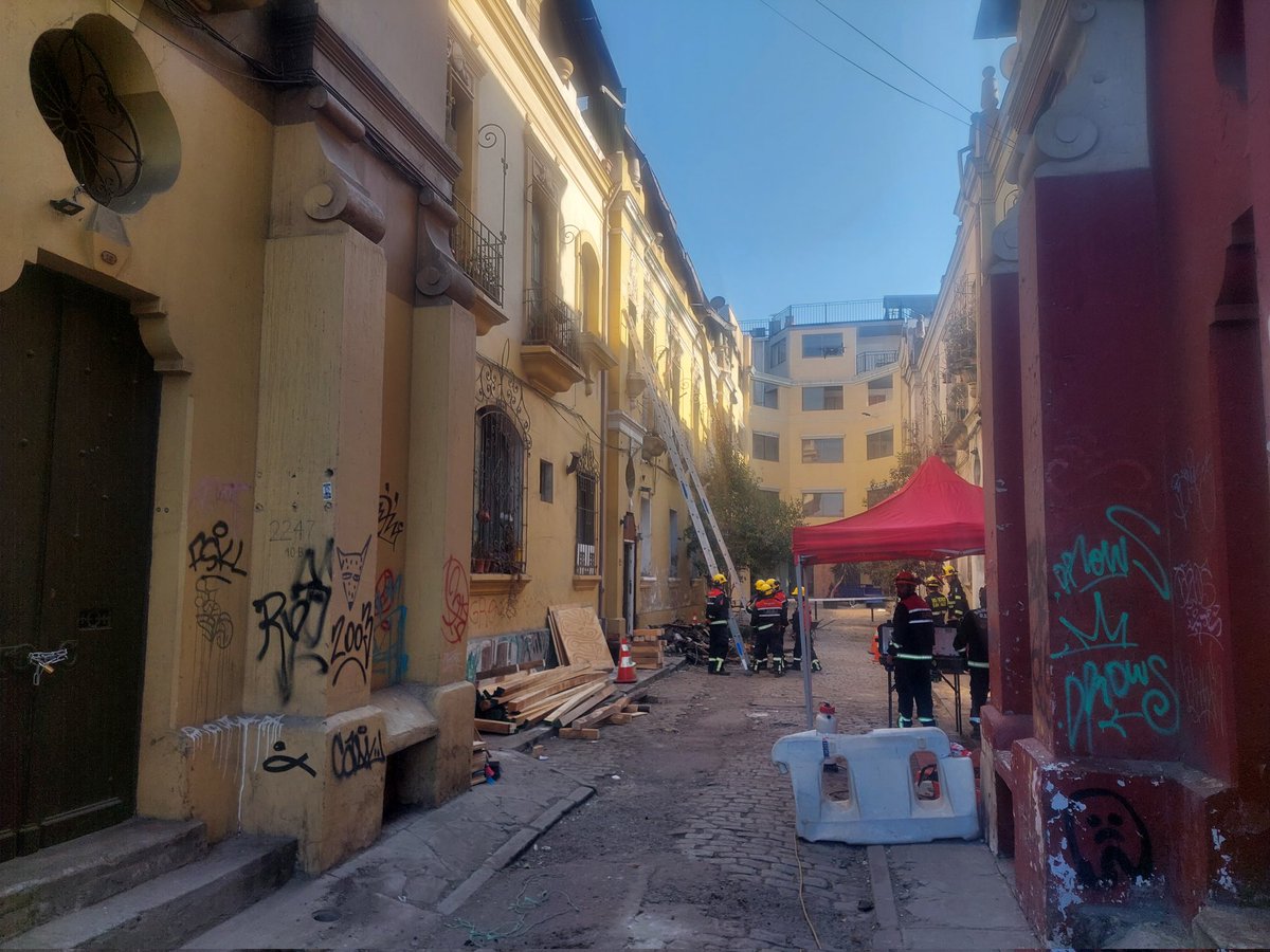 cbsantiago's tweet image. 🔴 El Grupo USAR-Santiago reanuda hoy la búsqueda de posible víctima fatal de #incendio que el 6 de abril afectó propiedad de calle Cumming y Catedral, donde ayer se ubicó y rescató cuerpo de una persona.
@Comandantecbs
@Muni_Stgo
#BomberosSantiago