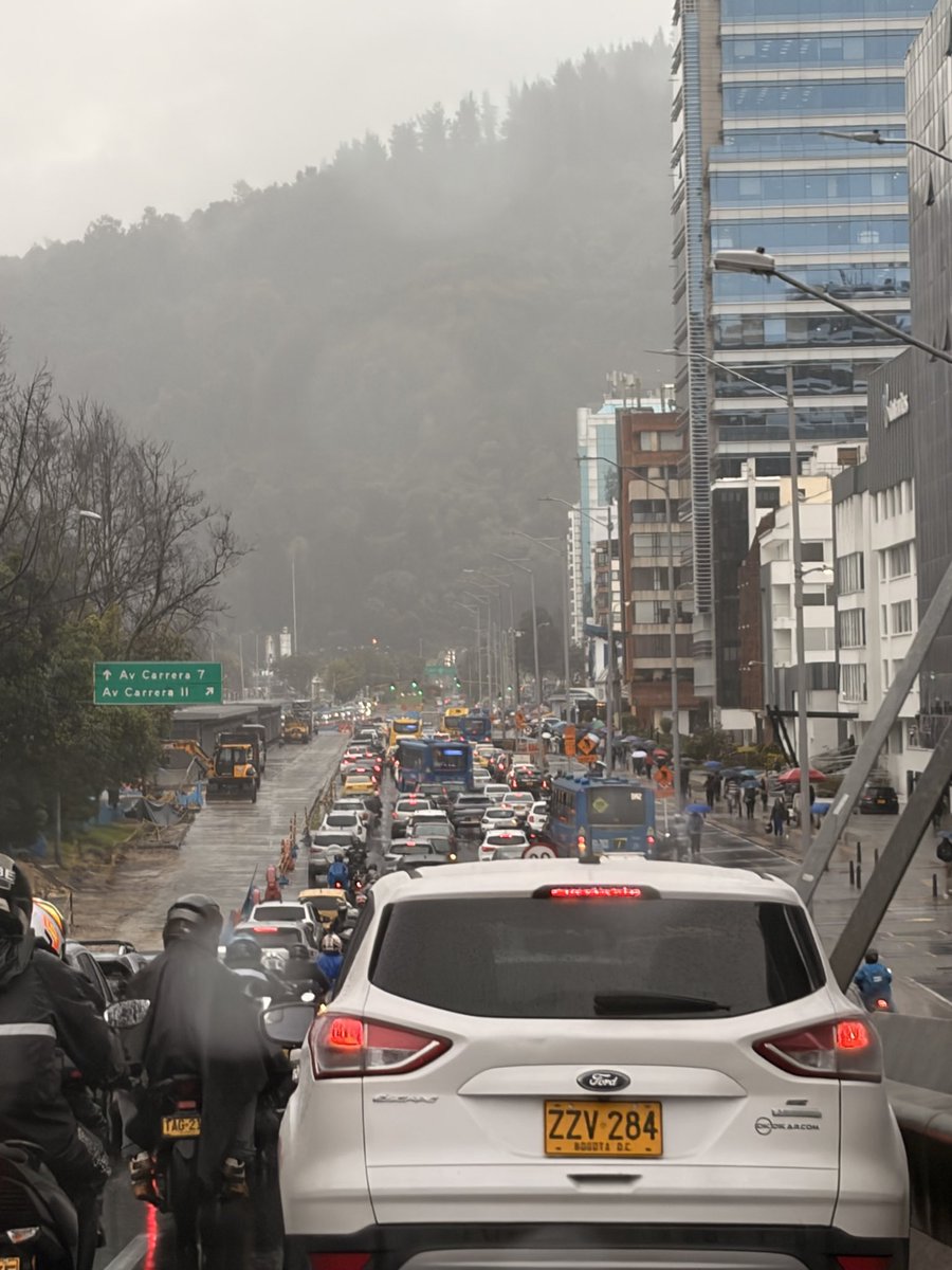 avsantosh78's tweet photo. @SectorMovilidad @Bogota calle 100 con carrera 13 y carrera 11, el trancón empieza desde antes de la autopista porque los carros toman tres carriles de cuatro para girar a la derecha es el colmo!!! https://t.co/74z8DJgbDr
