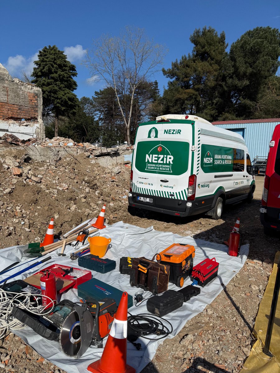 NezirDernegi's tweet photo. 📍 Giresun | Deprem Tatbikatı

Olası afetlere karşı hazırlık seviyesini artırmak amacıyla düzenlenen deprem tatbikatına, Giresun Nezir Arama Kurtarma ekiplerimiz aktif olarak katılım sağladı.

Tatbikat kapsamında ekiplerimiz; arama kurtarma, yaralı tahliyesi ve koordinasyon süreçlerinde görev aldı.

AFAD koordinasyonunda, ilgili kurum ve ekiplerle birlikte yürütülen tatbikat, kurumlar arası iş birliği ve koordinasyonun önemini ortaya koydu.

Nezir her durumda hazır.

🌐 https://t.co/ZMepY96WXo

☎ 0216 420 76 76

#Nezir