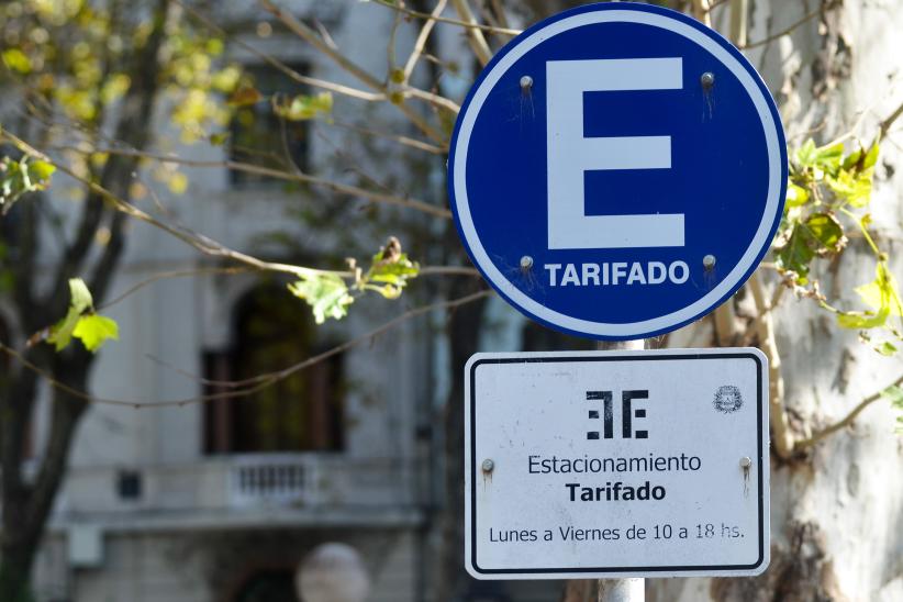 EPreve's tweet photo. 🚗🚘 TARIFADO POCITOS, CARRASCO Y P. CARRETAS

✔️ La Intendencia de Montevideo se dispone a anunciar en breve la extensión del estacionamiento tarifado para zonas de Punta Carretas, Pocitos y Carrasco dentro de un paquete de medidas para mejorar la movilidad y circulación en el tránsito.

✔️ La necesidad de extender el sistema de cobro -reclamado por grupos de residentes y vecinos de esos barrios- obedece a los problemas de tránsito que generan puntos concurridos de Pocitos, Punta Carretas y Carrasco.

✔️ Las áreas a aplicar el estacionamiento tarifado -cuyo anuncio está previsto para el próximo mes- son las calles aledañas a Punta Carretas Shopping (Punta Carretas), la zona de Benito Blanco y Avenida Brasil (Pocitos), las inmediaciones de Montevideo Shopping (Pocitos Nuevo) y un tramo de la calle Arocena (Carrasco).

✔️La tarifa por hora será similar a la aplicada en el Centro de Montevideo, mientras que para residentes de las zonas tendrán un costo mensual de unos $ 280.

✔️ Otra medida que se busca implementar es dividir el Centro y Ciudad Vieja en dos zonas y cobrar una tarifa diferencial según el lugar de estacionamiento.

✔️ La Intendencia de Montevideo busca estimular la compra de estacionamiento tarifado a través de Whatsapp (099 019 500) ya que el automovilista paga efectivamente por los minutos que consume y no tiene que abonado un mínimo de media hora o una hora.

https://t.co/0LjOdVCItj