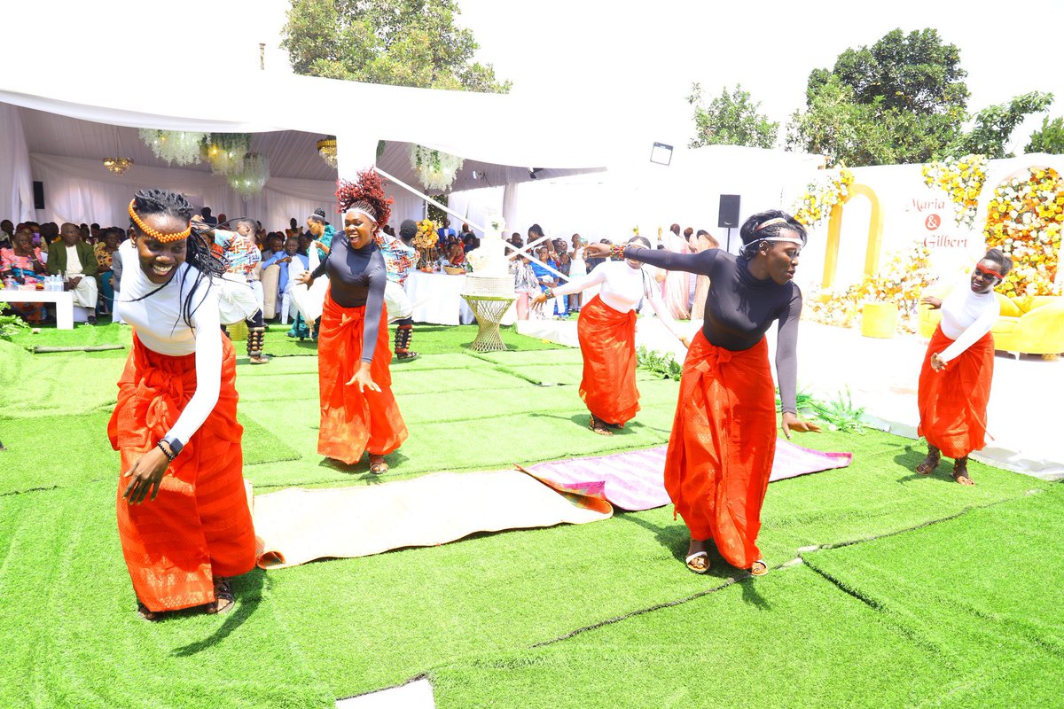 NabaggalaSandie's tweet image. Who has seen thr CEO Smile Cultural Troup we are always smart just trust my team with your Introductuon, wedding, Kuhingira, party, Dinner , Conferences #Dancers