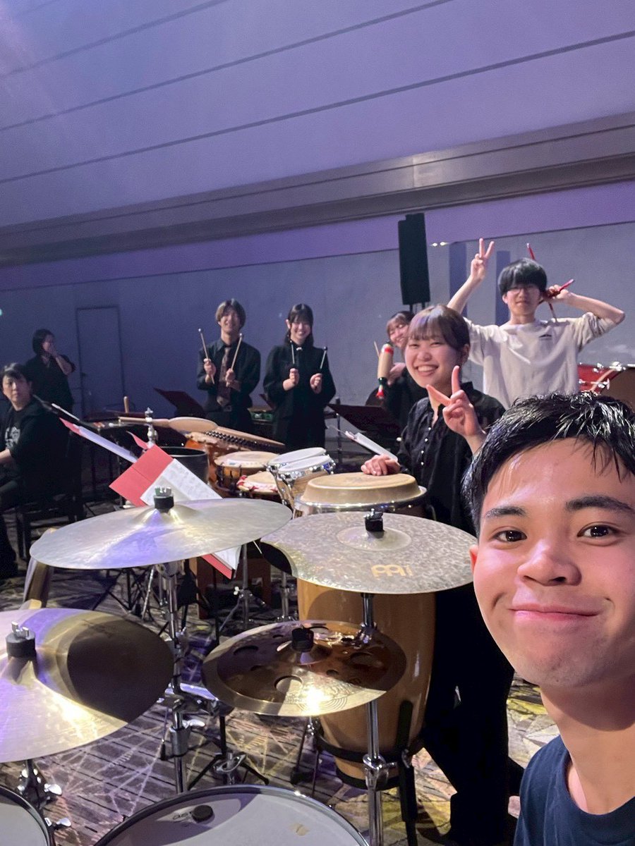 toho_perc_'s tweet photo. 昨日は、とある式典の本番に打楽器科から複数名が参加させていただきました！
指揮の小林先生とパシャリ📷 https://t.co/7QBiNycnMI