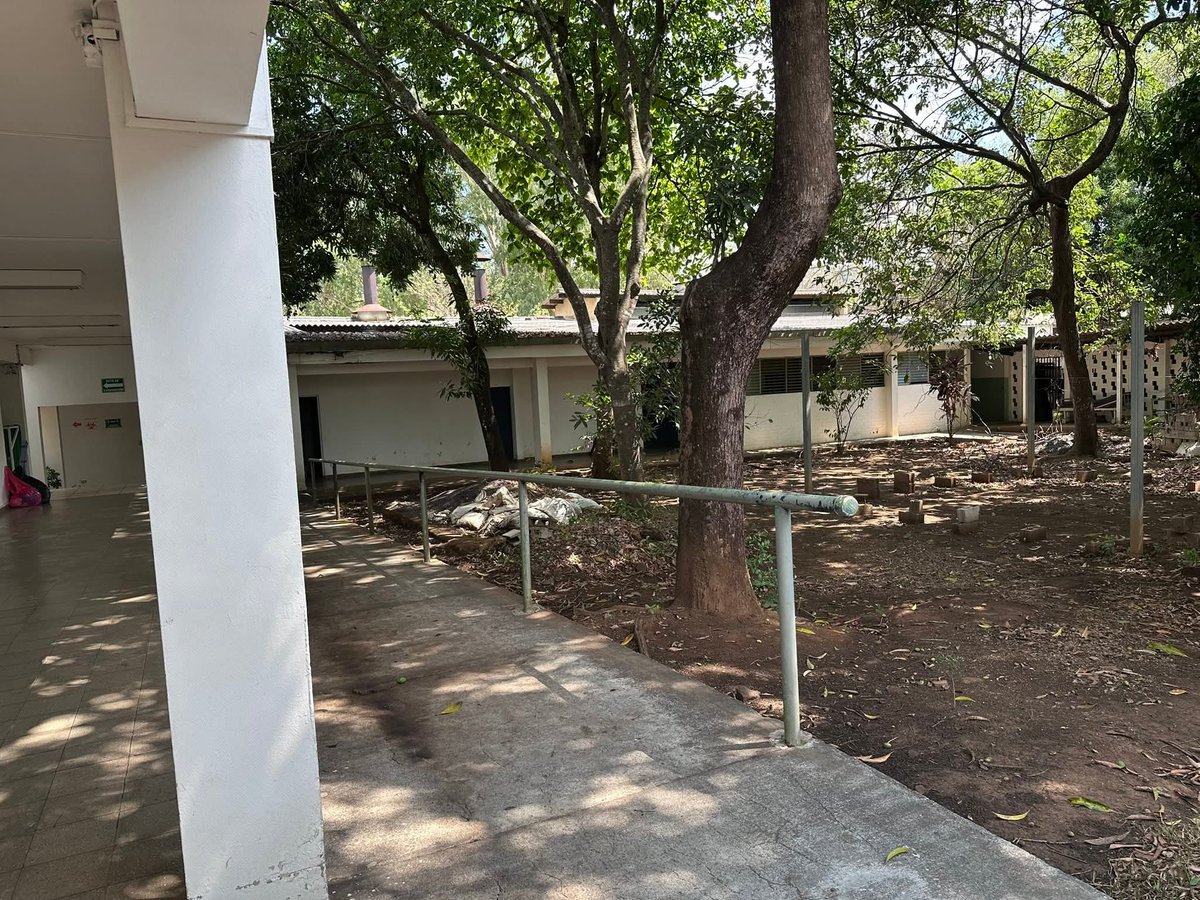 ElTrompudo2022's tweet photo. 🚩 MIENTRAS #BUKELE MIENTE DESCARADAMENTE EN CADENA NACIONAL, diciendo que "el sistema de salud salvadoreño es mejor que el canadiense..."

Así está el hospital de Nueva Guadalupe. En semi abandono. Más de la mitad del hospital está sin prestar servicio al público y sin medicamentos.

Mientras se gastan millones en DoctorSV, Bukele endeuda salvajemente al país y sin transparencia.

Vía @prensaizcanal