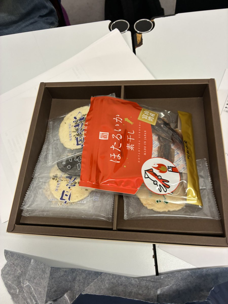 R藤本さんのはじまざご覧いただいた方ありがとうございました！久しぶりに女の子にフラれました！たくさんポイントを取れたのに、ハツナさんは僕と付き合ってくれませんでした！女心は難しかったですが、久しぶりに橋山さんと生放送のお笑いが出来て楽しい時間でした！
↓Rさんからのイカの差し入れ！