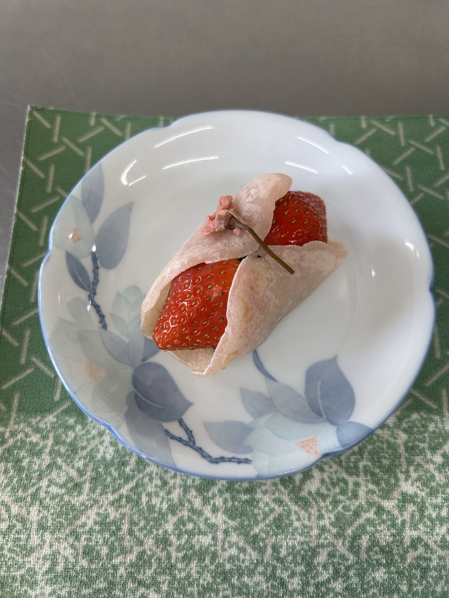 西区文化センター　料理教室👩‍🍳
旬を食べよう　今回は和風です。

🔸白身魚のちり蒸し
🔸春キャベツのごま味噌汁
🔸スナップエンドウ🫛の胡麻和え
🔸いちご🍓桜餅

ちり蒸しは鯛を使って昆布をしいて蒸しています。桜餅は関東風に餡と苺を巻いて春らしくなりました🌸