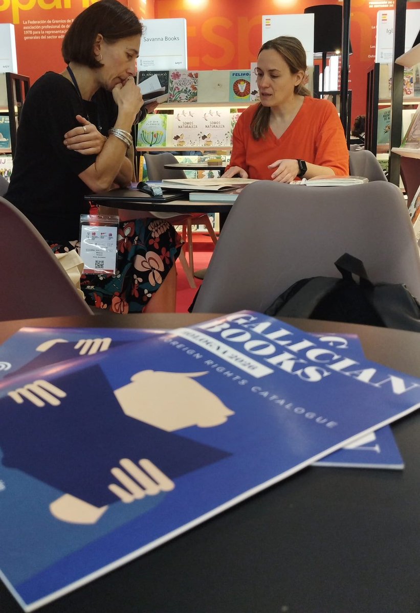 EditorasGalegas's tweet image. As editoras galegas continúan a desenvolver a súa axenda de traballo na @BoChildrensBook 🤝 

@KalandrakaEdit  @edicionsembora  @TriquetaEditora  @CumioEditora 

Colabora: @CEDROenlinea

#sectoreditorial #age #editorasgalegas #libro #edición  #comercioexterior #lix #bcbf26