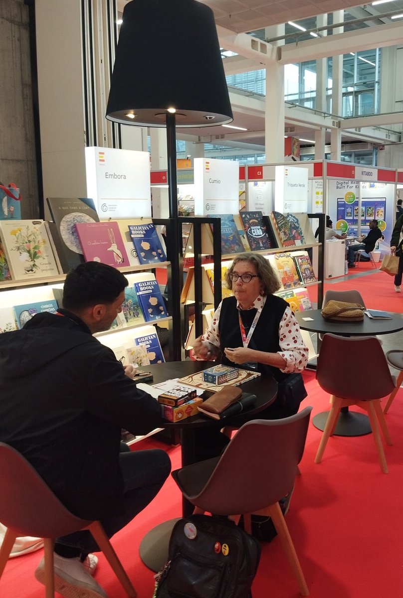 EditorasGalegas's tweet image. As editoras galegas continúan a desenvolver a súa axenda de traballo na @BoChildrensBook 🤝 

@KalandrakaEdit  @edicionsembora  @TriquetaEditora  @CumioEditora 

Colabora: @CEDROenlinea

#sectoreditorial #age #editorasgalegas #libro #edición  #comercioexterior #lix #bcbf26