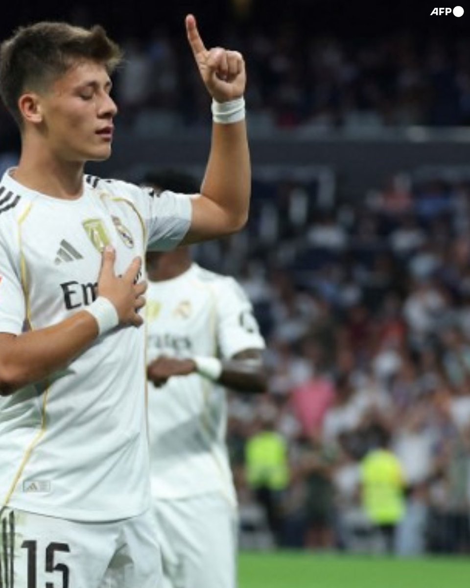 La zurda de La Joya Turca, señoras y señores. FÚTBOL ARTE.