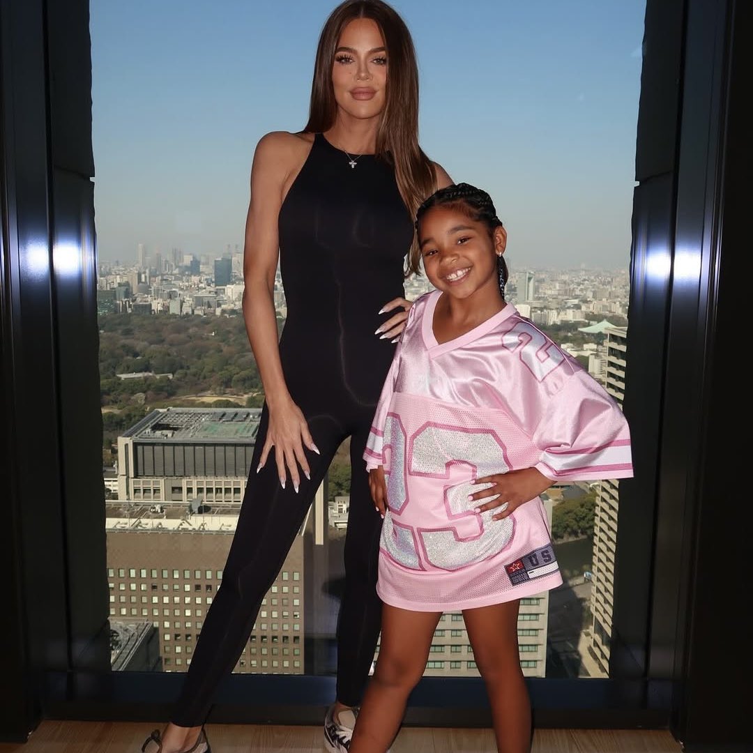 accesskardash's tweet photo. Khloé Kardashian transformou o aniversário de True Thompson em uma ação solidária no último domingo, em Los Angeles. Além de reunir amigos e familiares, a empresária convidou mais de 100 crianças do abrigo Woodlands (o maior do condado) para a celebração no Off The Wall, um centro de diversões infantil.

A iniciativa foi compartilhada pela fundação Hope The Mission em seu perfil no Instagram, que agradeceu Khloé pelo convite e publicou um vídeo das crianças aproveitando a festa.
