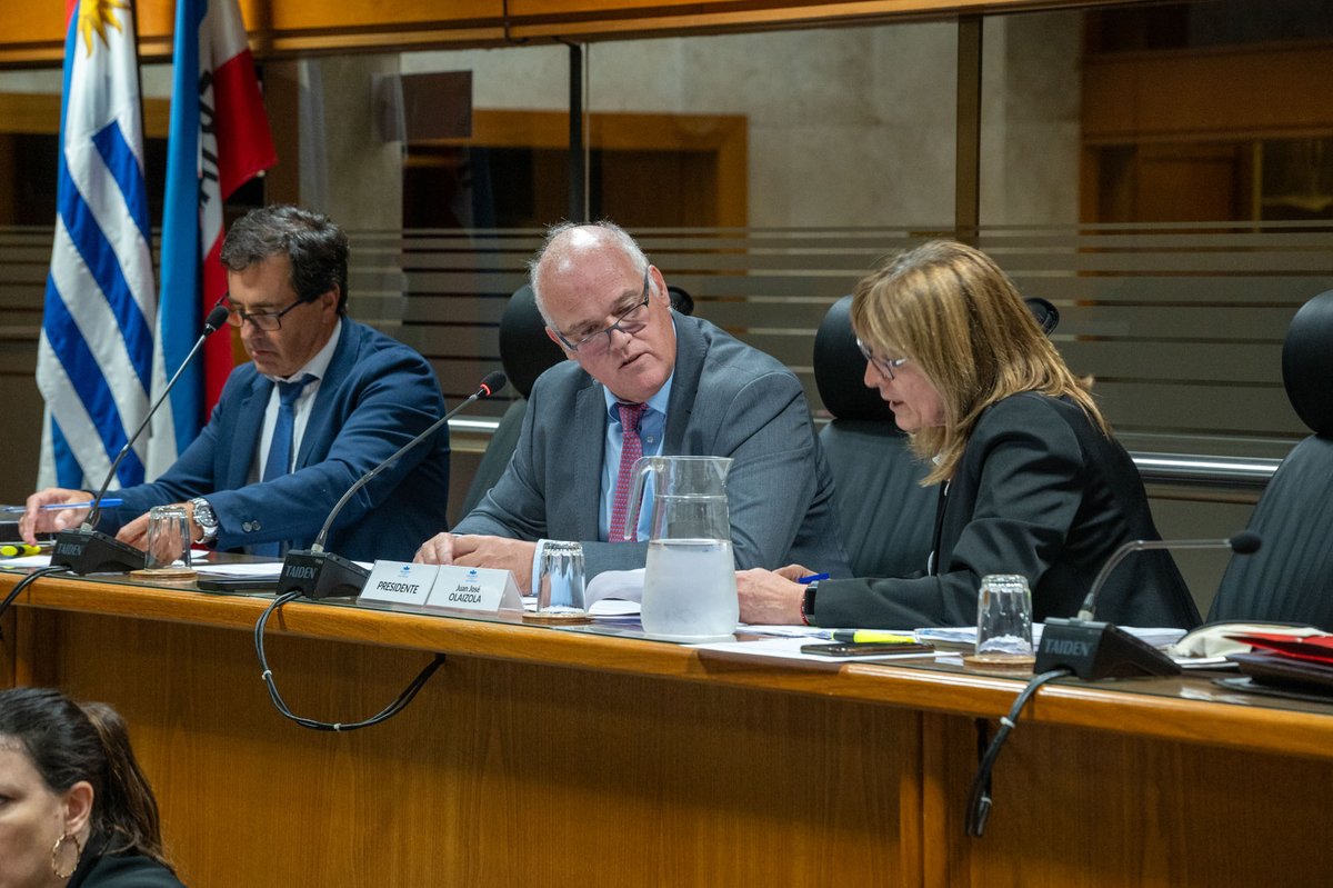 DiputadosUY's tweet photo. @mariocolman @fernando_amado @joaquingarlo @APerrone510 @Ale_Zavala_ @echeverriadiego @Juanma15 @FabricioN10 @MarneOsorioLima @minesobaldia @GabrielOteroA @MonicaP733 @GTinaglini @fepreco @pabloabdala66 @CeciliaCairo_Uy @ConradoRodUy @julietasierraf @SValdomir609 @Cybertario @CarlosReutor @juanjoolaizola @pablointhamouss @Wcervini @analauramelo_uy @Maferauer @juanpab_delgado @DianaNiy2 @FelipeSchipani @AgustinMazzini @fajardomaria15 @pjisdonian @SolManeiroUy @daniel_div66296 @JuriAdrian @estela_pereyra3 @AlvaroDastugue @Tatiantunez @Fedecasaretto @walterverri @jumpierrez09 @mduque2904 @sandra_nedov @JoseSatdjian @GalloCantera @DipNibiaReisch @varela2121 La Comisión de Transporte, Comunicaciones y Obras Públicas estudia la modificación de la Ley N° 19.824 referida al plazo de prescripción de las sanciones por infracciones de tránsito. https://t.co/wasafjKpIH