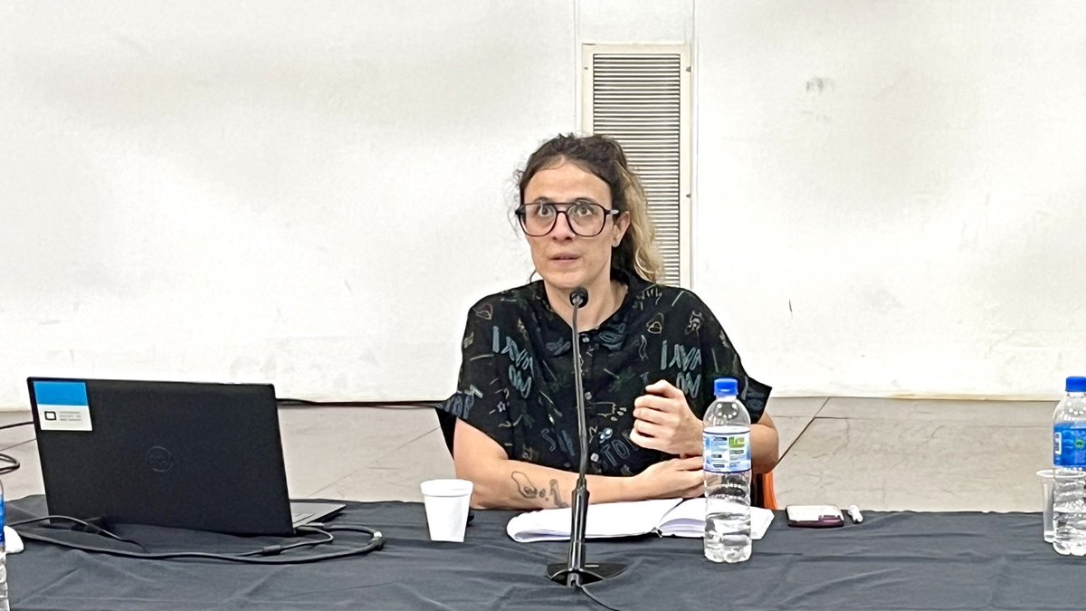 UNSAM_EPyG's tweet photo. Laura Bonafé se pregunta qué factores inciden en la construcción de liderazgos políticos comunitarios ejercidos por las referentas de espacios de organizaciones socio-comunitaria en barrios populares urbanos.

¿Hay empoderamiento o nuevos lazos de dependencia de género? https://t.co/nrVv0bVJxS