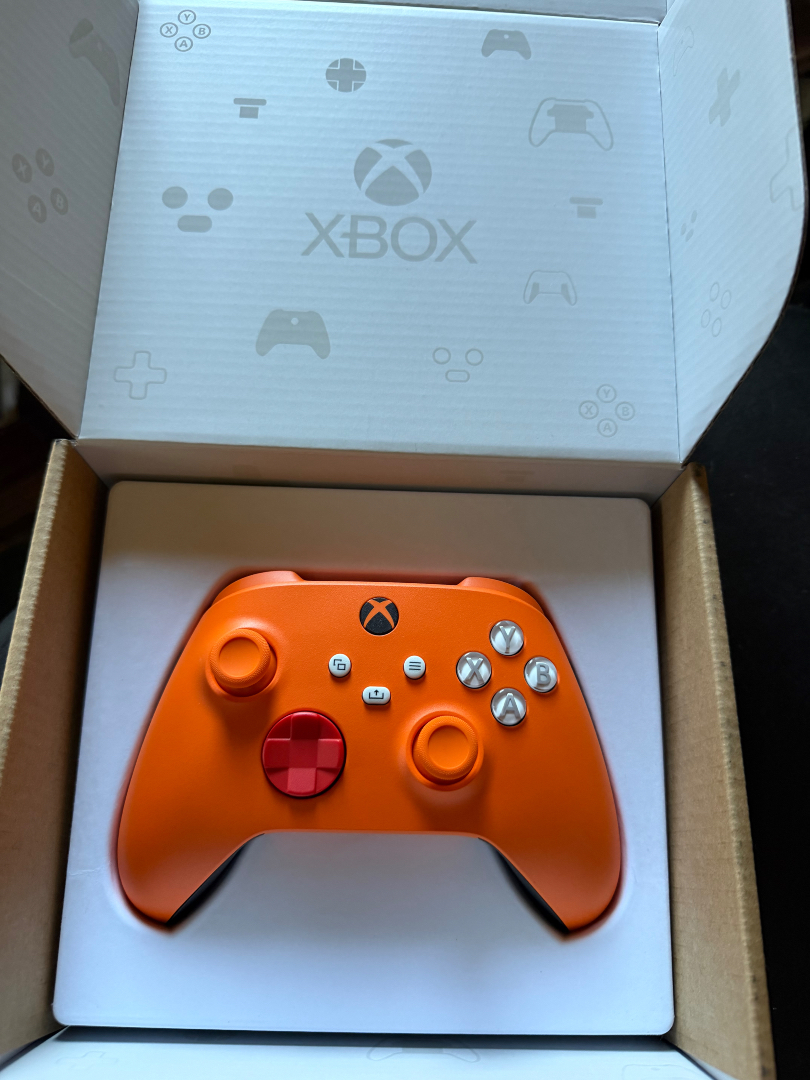 GlobalNerdz's tweet photo. My #XBOX #DesignLab controller is finally here. After 3 months of waiting, I’m let down by the packaging experience. But it’s here. Time to play some games with my custom controller. https://t.co/KgucWTIR97
