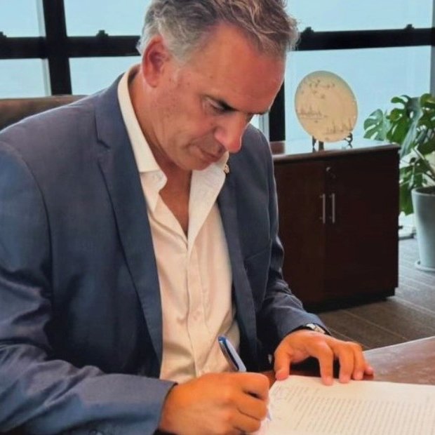 ORSI FIRMÓ EL DECRETO REGLAMENTARIO DE LA LEY DE EUTANASIA EN URUGUAY

Uruguay se convirtió en el tercer país de América Latina en legalizar la eutanasia, junto a Colombia y Ecuador. La Ley de Muerte Digna, aprobada en 2025, busca garantizar el derecho a “transcurrir dignamente