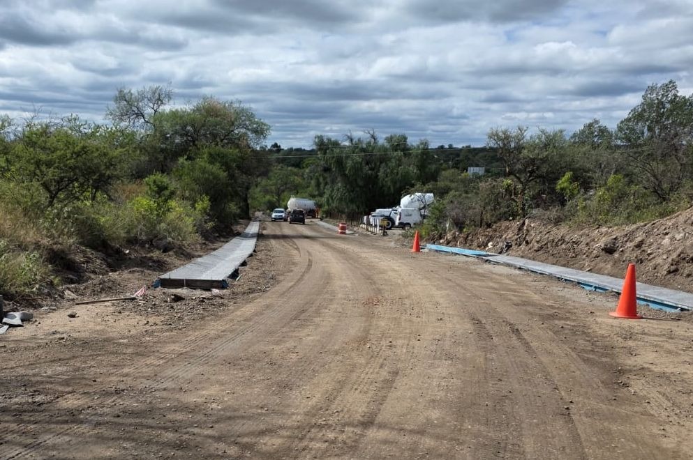 gobdecordoba's tweet image. 🛣️🌄 Avanzamos con la pavimentación de calles en el noroeste cordobés.

Las #obras se extienden sobre la Ruta Provincial S-400, en el tramo que une #RumiHuasi con #CiénagaDelCoro, en el departamento #Minas, una obra clave dentro del Plan de Igualdad Territorial. 🚧

👉 Los