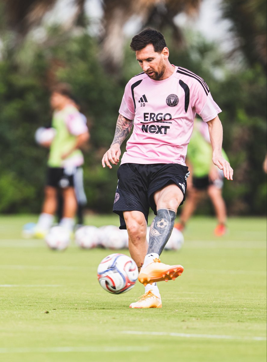 M10GOAT's tweet image. ليو من تدريبات اليوم بالحذاء الجديد 😍👟