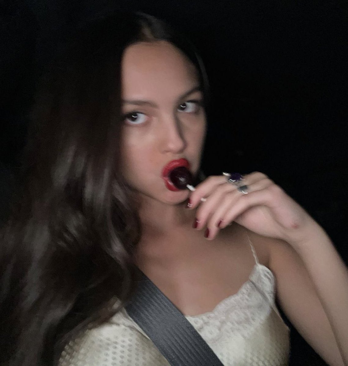 eu não aguento as fotos que ela posta quando ela tá querendo alguém