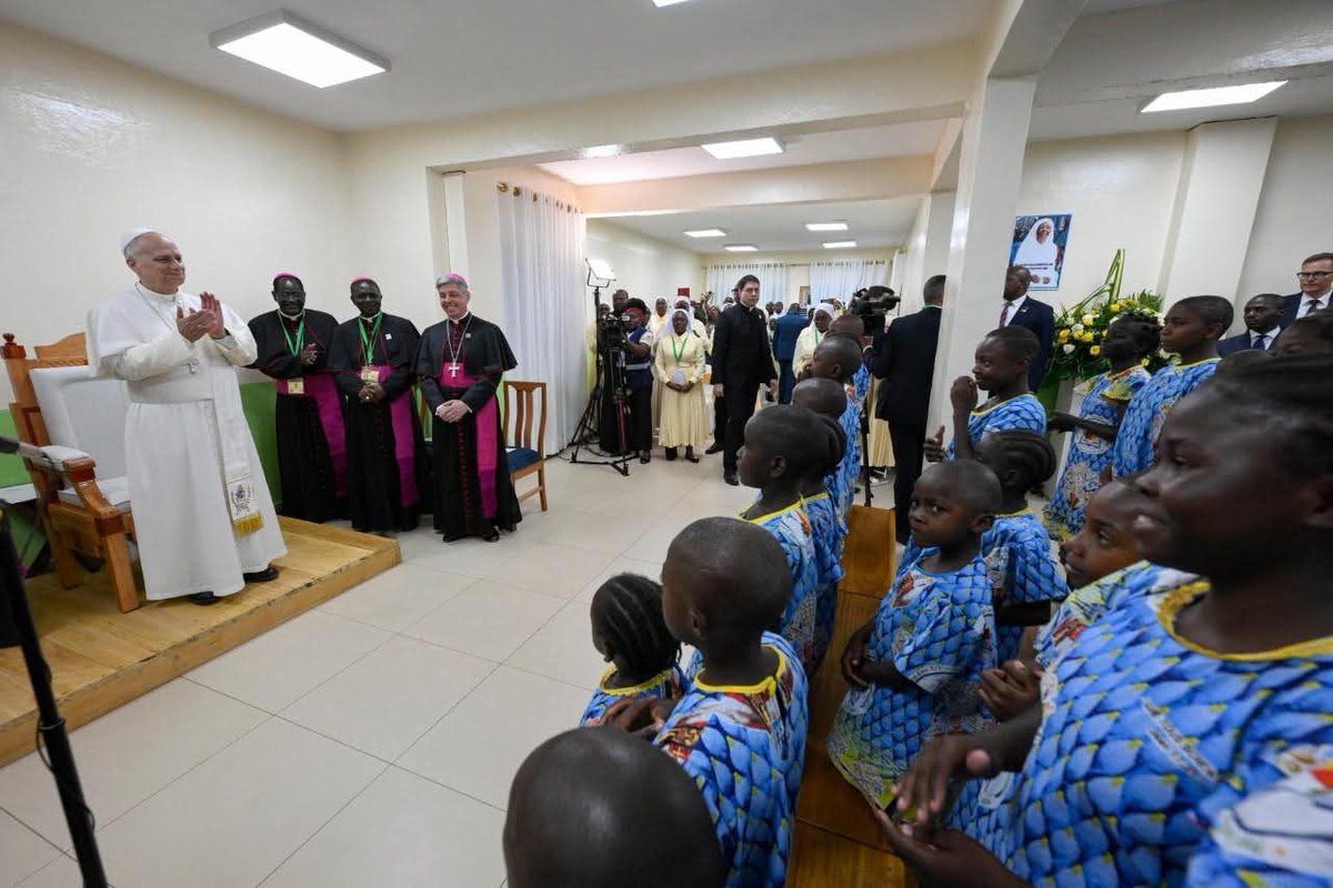 TheCameroonianZ's tweet image. Le Pape Léon XIV a visité l’orphelinat Ngul Zamba à Yaoundé #Cameroon.

#PapeAuCameroun2026 @VaticanNews