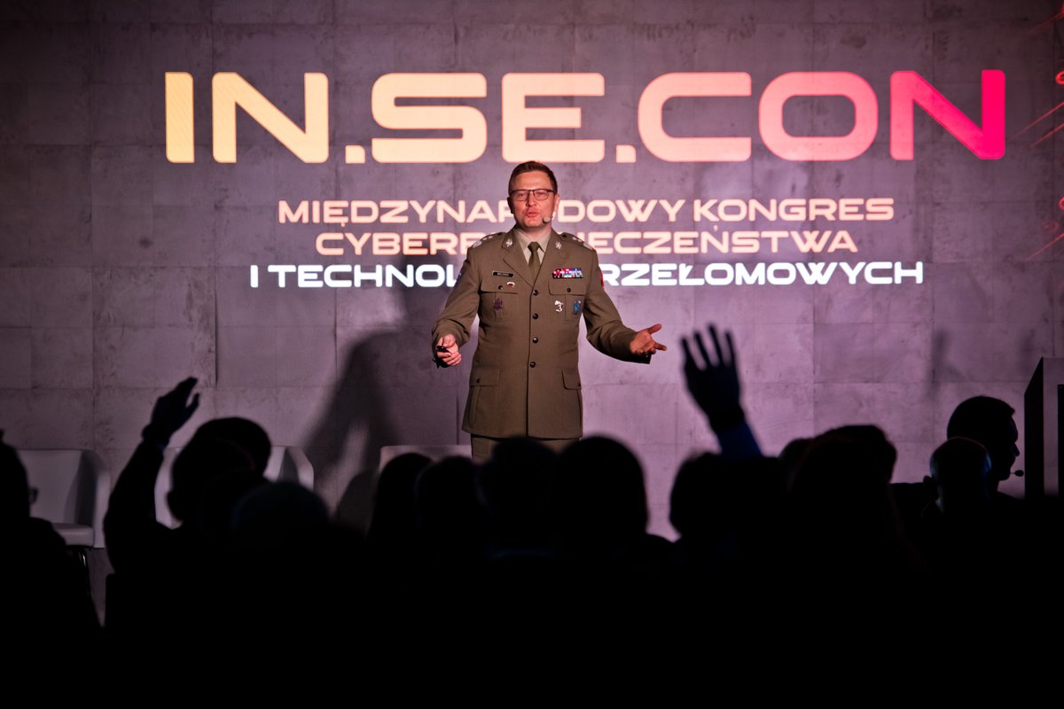 InseconConf's tweet photo. Na Scenie Głównej @InseconConf wystąpił dzisiaj min. gen. @MolendaKarol . Jutro startuje Scena Biznesu i Samorządu oraz debiutująca Scena Profesjonalistów. Więcej uczestników, więcej wystawców - rośniemy w siłę. https://t.co/21r52TRxtu https://t.co/Mm4i7FzkRW