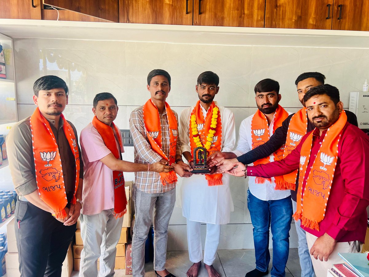 dashrathsinh77's tweet photo. 🪷આજ રોજ સ્થાનિક સ્વરાજ્યની ચૂંટણીને અનુસંધાને બોટાદ ખાતે આવેલા જિલ્લા યુવા ભાજપના પ્રભારી શ્રી રવિભાઈ પટેલનું શહેર યુવા મોરચાની ટીમ દ્વારા ભગવાન શ્રી રામની પ્રતિમા અર્પણ કરીને ભાવભર્યું સન્માન કરવામાં આવ્યું હતું.
#જનસમર્થન_ભાજપને_વિકાસને 
@imayurmpatelbjp @mayurmpatelbjp https://t.co/h9WmieUGvX