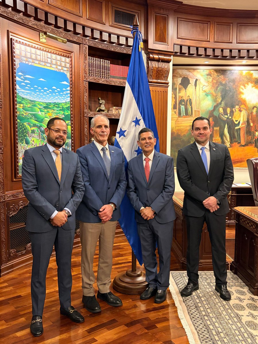 Ayer, en la reunión del Consejo de Defensa y Seguridad, reiteramos al presidente Nasry Asfura y a los operadores de justicia nuestro respaldo firme a sus decisiones. Desde el Congreso ya hemos avanzado en reformas penales, en coordinación con la Secretaría de Seguridad, siguiendo