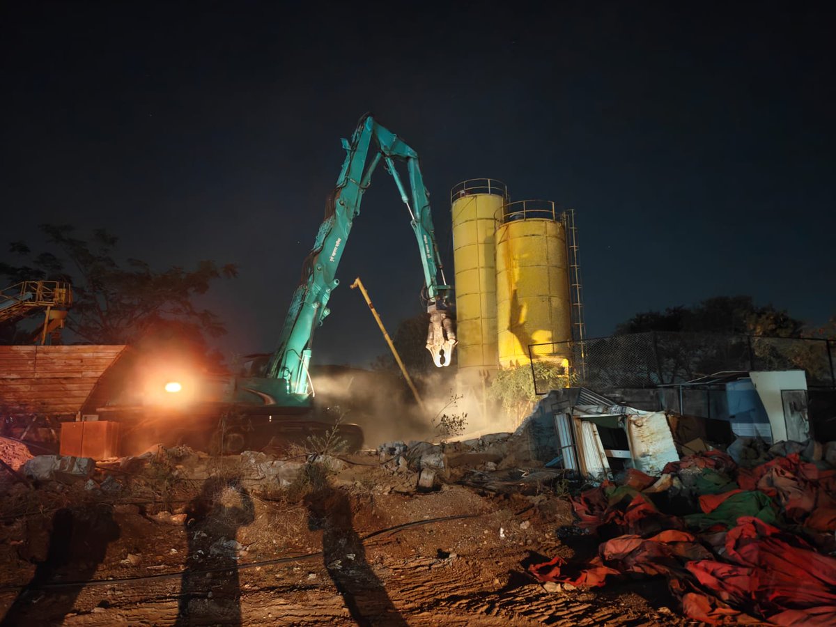alimshaikhTOI's tweet image. Who starts demolishing illegal structures at 2 am ? Well, PMC did just that earlier today. They demolished 7 illegal RMC plants spread over 52,250 square feet in Lohegaon, Khandve nagar area. #Pune #Maharashtra