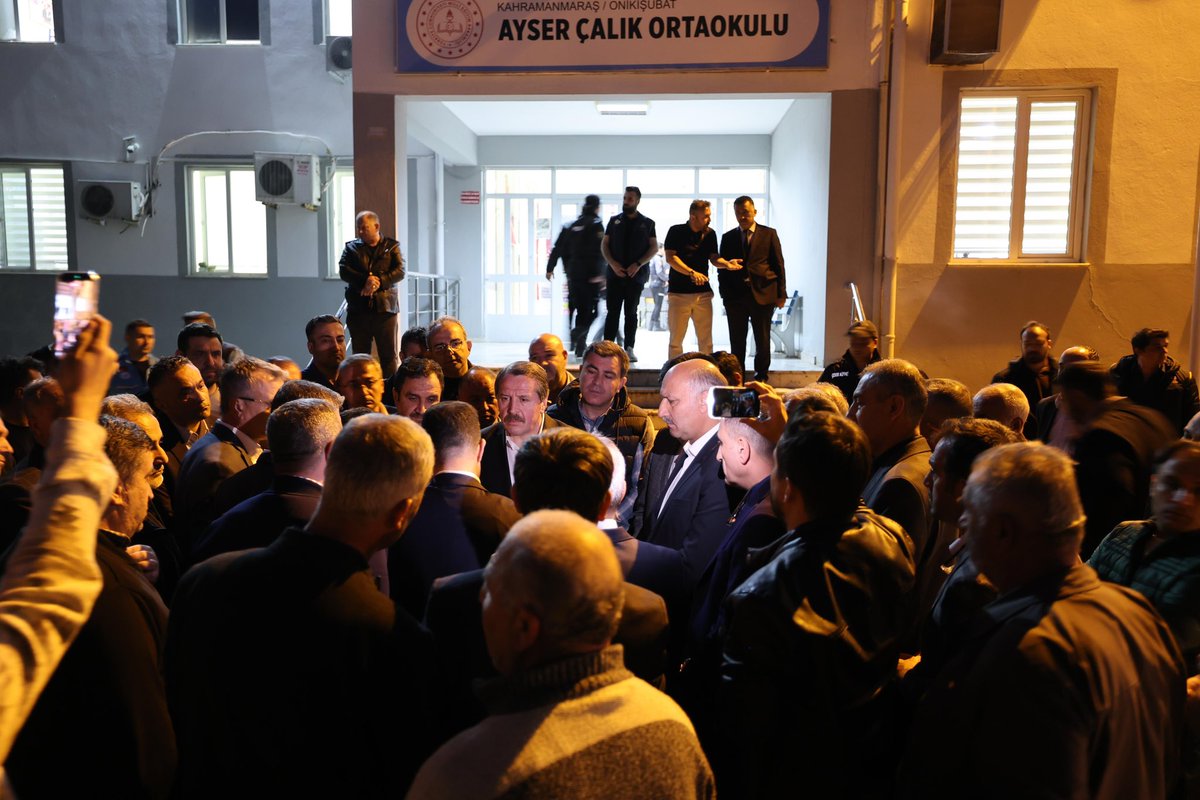 _aliyalcin_'s tweet photo. Bu acının tarifi gerçekten zor… Yüreğimiz paramparça.

Hayatlarının daha başında, acımasızca kurşunlanarak aramızdan koparılan bu canlar bizim canlarımız, meslektaşımız, öğrencilerimizdi.

“Evlat acısı kıyamettir” derler…

Dün Şanlıurfa’daydık bugün Kahramanmaraş’ta. O kıyameti yaşayan anne babaların, ailelerin acısını yüreğimizin en derininde hissediyoruz. Bu acıyı tarif etmeye kelimeler kifayetsiz kalıyor.

Sütçü İmam Tıp Fakültesi Hastanesinde yaralılarımızı ziyaret ettik…

Ailelerle görüştük…

Ayser Çalık Ortaokulu’nu ziyaret ederek velilerimize, öğretmenlerimize başsağlığı ve geçmiş olsun dileklerimizi ilettik.  

Bir kez daha hayatını kaybeden kardeşlerimize Allah’tan rahmet, yakınlarına sabır ve başsağlığı, yaralı kardeşlerimize acil şifalar diliyorum.

Rabbim hepimize sabr-ı cemil nasip etsin, bir daha böyle acılar yaşatmasın.

#Şanlıurfa #Kahramanmaraş #EgitimdeŞiddeteHayır
