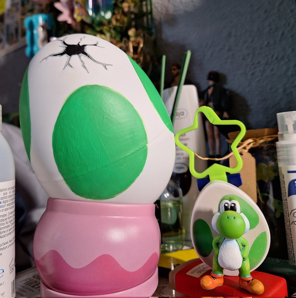 heledrawz's tweet image. he pintao el huevo de yoshi de uno que venía con 1 figurita de pingu