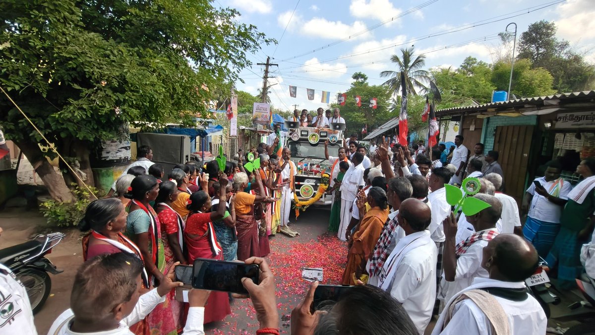 Arunmozhi_thev's tweet photo. இதயதெய்வம் புரட்சித்தலைவர் எம்ஜிஆர் புரட்சித்தலைவி அம்மா அவர்களின் நல்லாசியுடன், கழக பொதுச் செயலாளர், நாளைய முதல்வர், புரட்சித்தமிழர் மாண்புமிகு அண்ணன் @EPSTamilNadu  அவர்களின் ஆசி பெற்ற, அ.இ.அண்ணா தி.மு.கழகம் தலைமையிலான தேசிய ஜனநாயக கூட்டணியின் புவனகிரி சட்டமன்ற தொகுதி உறுப்பினர் பதவிக்கு போட்டியிடும் நான் “இரட்டை இலை” சின்னத்திற்கு கழக நிர்வாகிகள், தொண்டர்கள் மற்றும் கூட்டணி கட்சிகளின் நிர்வாகிகள், தொண்டர்களோடு இன்று 15.04.2026 புதன்கிழமை காலை 7.30 மணி முதல், கீரப்பாளையம் ஒன்றிய பகுதிகளில் வாக்கு சேகரித்தோம்.

#Vote4AIADMK
#Epsfor2026