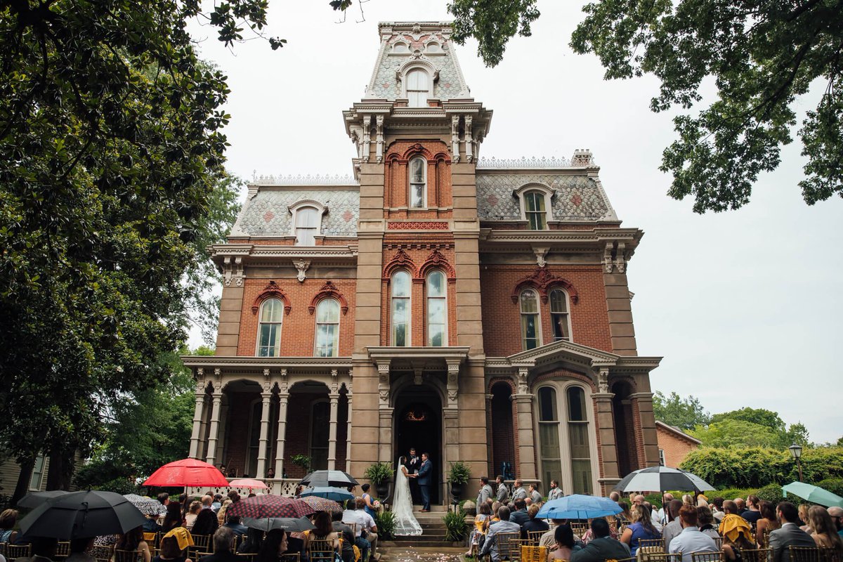 dutchbuildings's tweet image. The "Woodruff-Fontaine House" is a historic French Victorian (Second Empire) mansion built in 1871 in #Memphis 🇺🇸, on "Millionaire's Row". Designed by architects Jones and Baldwin, the five-story home features a mansard roof, elevated basement, ornate details like terra cotta