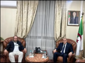 وزير أرجل الدجاجة المنزوعة العظام، مع مستثمر كرغلي، لابس  "اللباس الوطني الجزائري" لاكوست..واش هادي دولة؟ واش هادو من فصيلة  الإنسان العاقل؟ واش تدير الحرب مع هادو؟🦩🐐☺️😅🇩🇿
