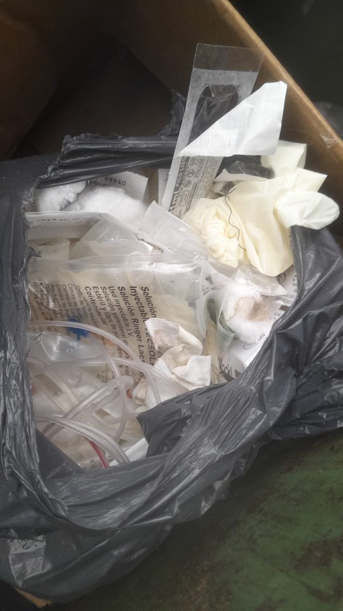 AmbienteMuniCba's tweet image. 🚯 Dos locales clausurados en barrio Alberdi por mala disposición de residuos: una veterinaria arrojaba patógenos en contenedores públicos y una carnicería dejaba restos en la vía pública. 
Más info: cordoba.gob.ar/clausuran-vete…