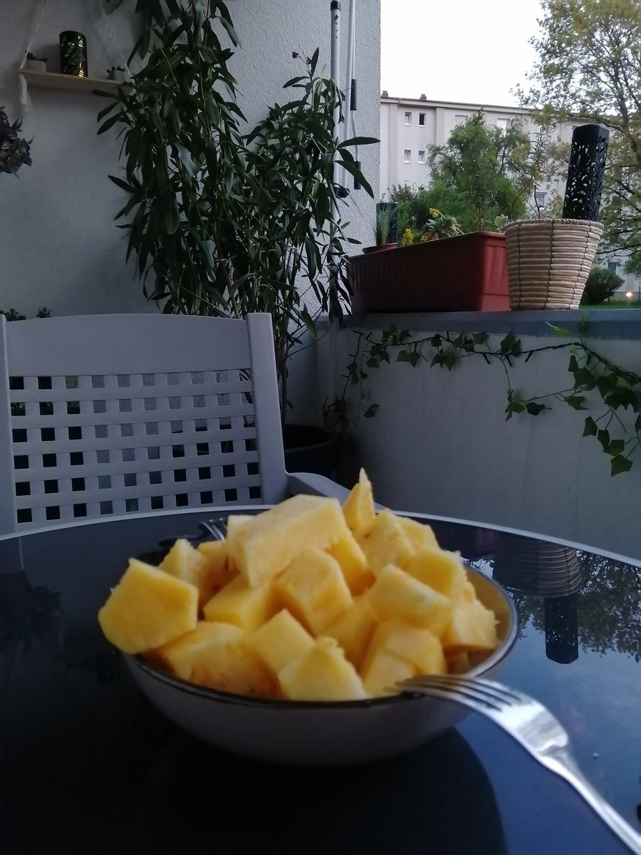 Konačno lepo vreme, uživam na terasi uz svež ananas i dobru muziku