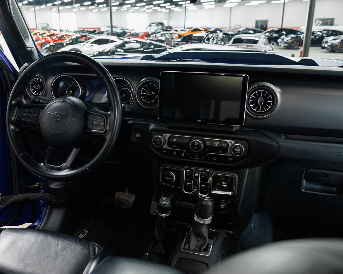 Barrett_Jackson's tweet image. Go anywhere, then keep going. This custom 2021 @Jeep #Gladiator @RezvaniMotors #Hercules #6x6 is powered by a 6.4-liter SRT V-8 engine mated to an automatic transmission. See it cross the block with No Reserve at the 2026 Palm Beach #Auction.

Learn more: bit.ly/PB26TW-2021Jee…