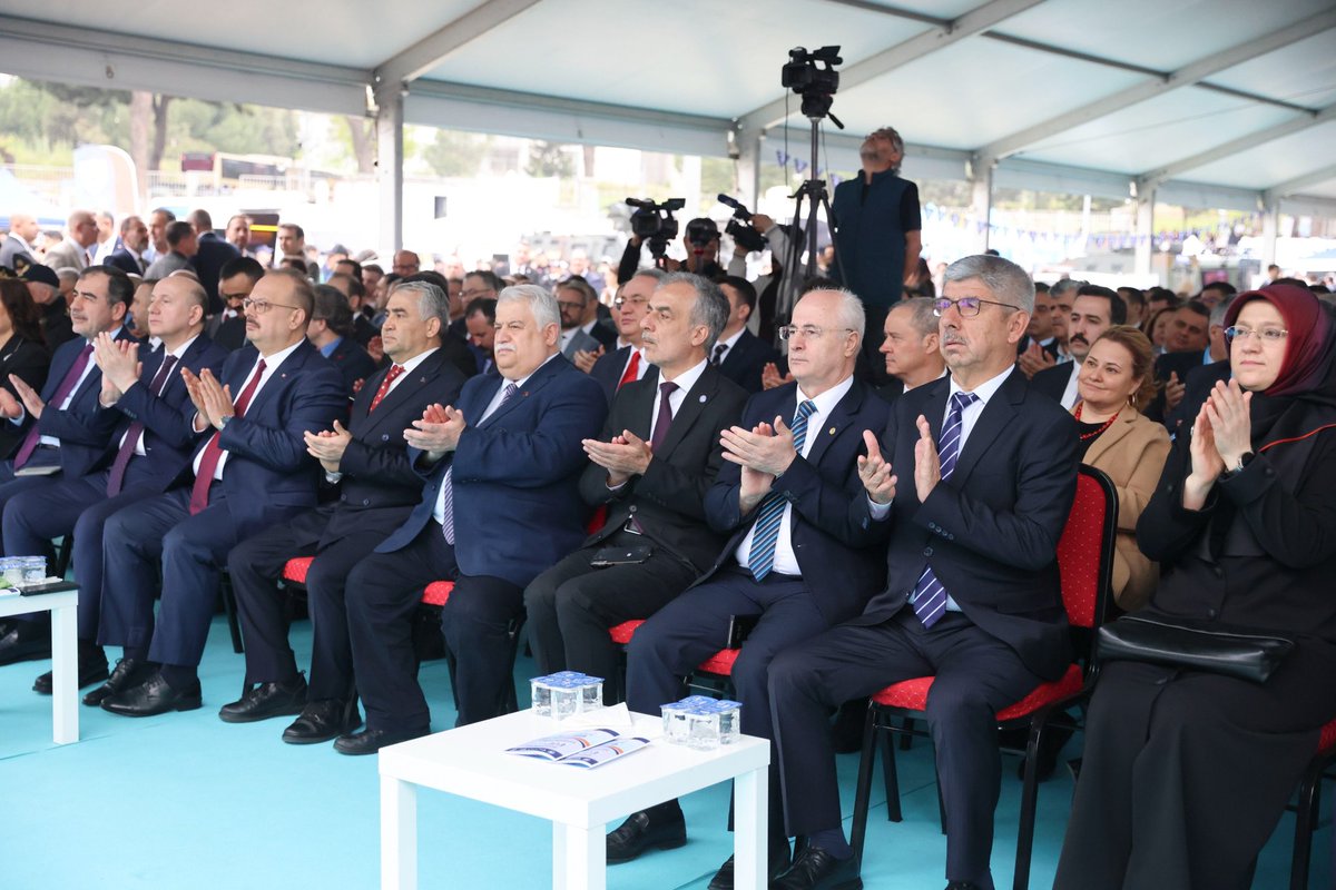universitemDEU's tweet photo. ⚡️ Dokuz Eylül Üniversitesi (DEÜ), EGEKAF’26’da yerini aldı!

🌐 Aydın Adnan Menderes Üniversitesi ev sahipliğinde; kamu, özel sektör ve üniversiteleri bir araya getiren, gençlerin üretim gücünü yarına taşımayı hedefleyen EGEKAF’26, Tekstil Park Fuar Alanı’nda düzenlenen törenle başladı.

🤝 T.C. Çalışma ve Sosyal Güvenlik Bakanlığı Bakan Yardımcısı Prof. Dr. Lütfi Hak Alpkan ile Aydın Valisi Yakup Canbolat başta olmak üzere Ege Bölgesi üniversitelerinin rektörleri ve il protokolünün katılımıyla gerçekleştirilen açılış törenine; Üniversitemizi temsilen Rektör Yardımcılarımız Prof. Dr. Hamdi Şükür Kılıç ve Prof. Dr. Dilşen İnce Erdoğan ile birlikte akademisyenlerimiz ve öğrencilerimiz katıldı.

🏫 Fuarda Dokuz Eylül Üniversitesi standı yoğun ilgi görürken, öğrenciler kariyer yolculuklarına ilişkin Üniversitemizin Kariyer Planlama ve Mezunlarla İlişkiler Koordinatörlüğü’nün uzman kadrosundan bilgi aldı.

💼 Dokuz Eylül Üniversitesi olarak öğrencilerimizi, alanlarında sektörün öncüleriyle buluşturmaya ve kariyer yolculuklarına katkı sunmaya devam edeceğiz.

#BiliminveHayatınMerkeziDEÜ
#DokuzEylülÜniversitesi
#EGEKAF
#KariyeriniKodla
#GÜÇSeninle