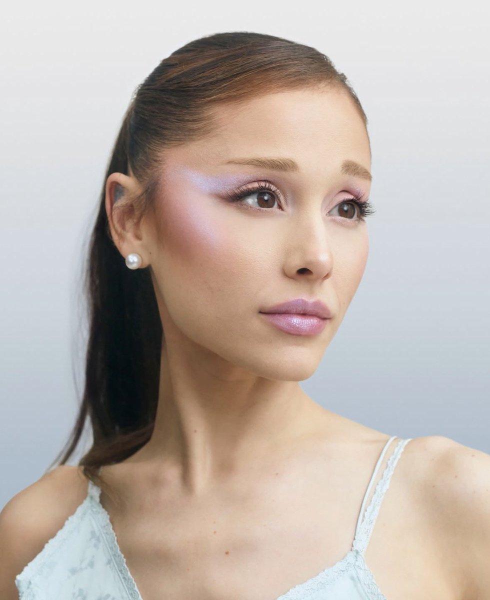 GrandeTourFR's tweet image. #PHOTOS 
« Toute ma vie a été consacrée à créer des personnages et à raconter des histoires à travers l’art, et le maquillage en fait une grande partie. r.e.m. beauty consiste à trouver ce qui te fait te sentir le plus divin(e) et beau/belle, à l’amplifier […]