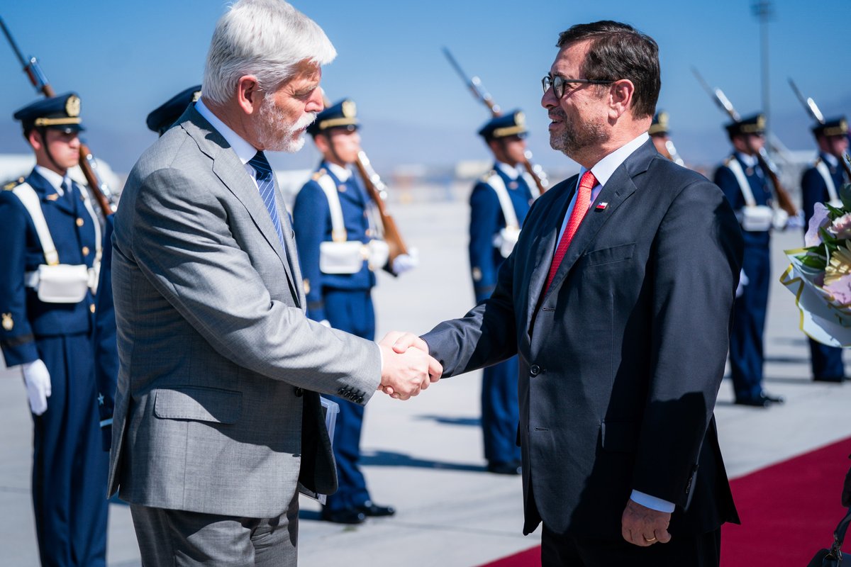 Minrel_Chile's tweet photo. El canciller Francisco Pérez Mackenna recibió al Presidente de la República Checa, Petr Pavel, en su llegada a Chile para una visita oficial que busca fortalecer la relación bilateral y la cooperación en comercio y ciencia. 🇨🇱🤝🇨🇿 https://t.co/gCcQgp0eo2