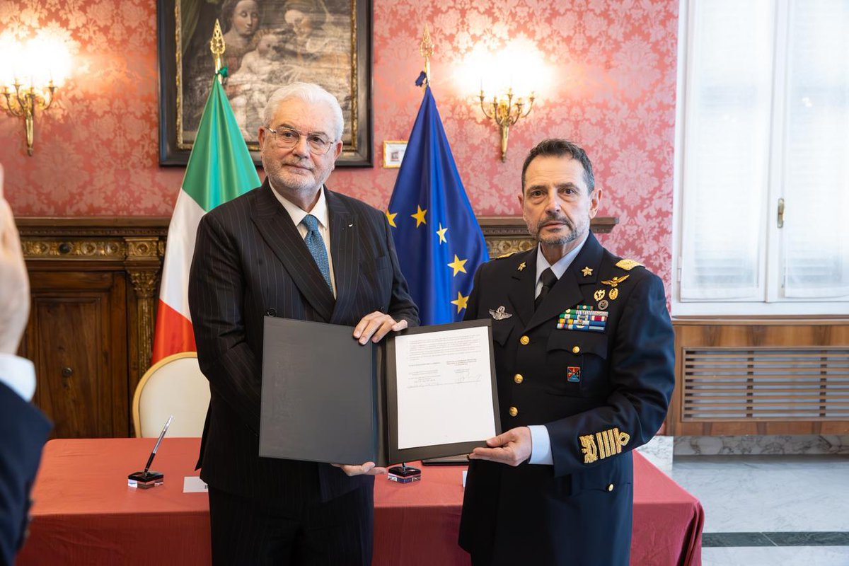 SM_Difesa's tweet image. 📍Roma
✍️Firmato il Protocollo d’Intesa tra lo Stato Maggiore della Difesa e la Procura Generale Militare presso la Corte Suprema di Cassazione.
Il Sottocapo di #SMD, Generale di Squadra Aerea Luigi Del Bene, e il Procuratore Generale Militare pro tempore, Maurizio Block, hanno