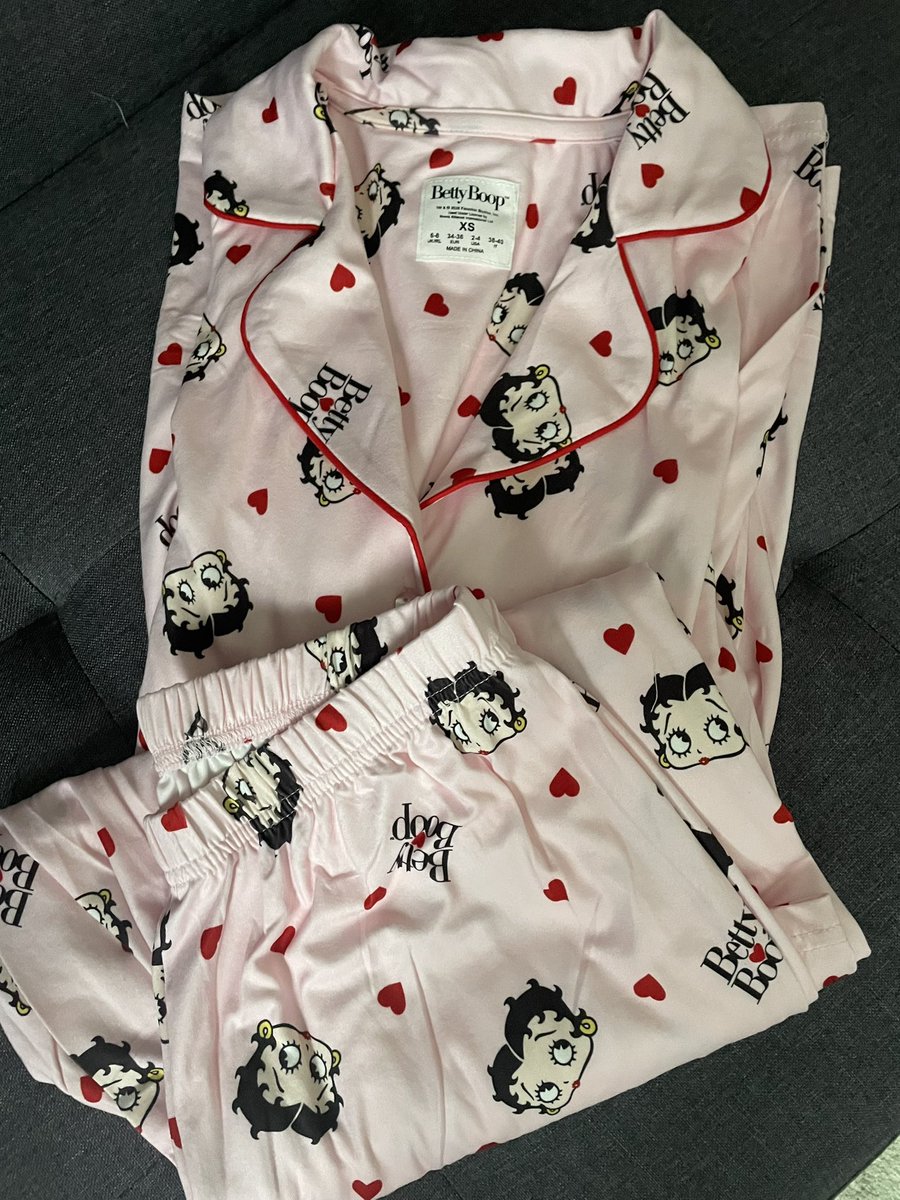 devereux1655's tweet image. I may have had some retail therapy today as the rain was raining so didn’t go walking! #retail #therapy #shops #books #pjs