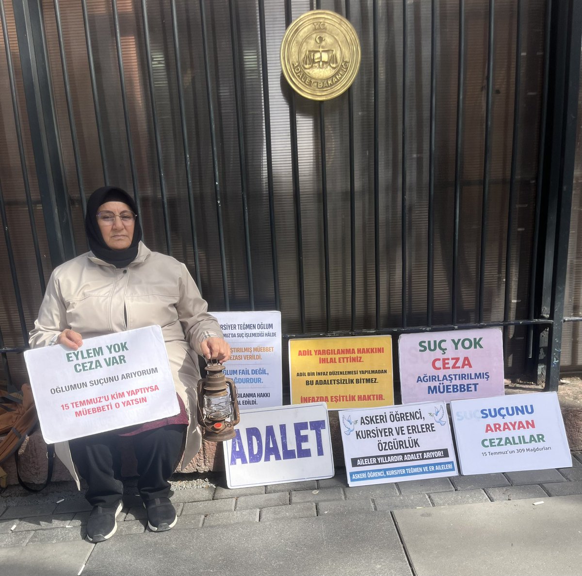 <a href="/dilankuntayan/">Dilan Kunt Ayan</a> 15 Temmuz’da; suç işlemeden, emir-komuta zinciri içinde kalan binlerce gencimiz—kursiyer teğmenler, askerî öğrenciler ve erler—ağırlaştırılmış müebbet yatıyor.
Çözüm bekliyoruz. 
#15Temmuzun309Madurları 
#CezadaAdaletİnfazdaEşitlik
#AdaletNöbeti <a href="/dilankuntayan/">Dilan Kunt Ayan</a>