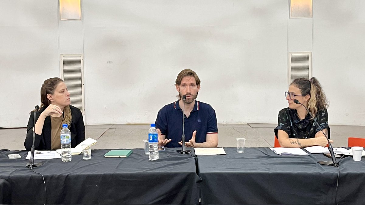 UNSAM_EPyG's tweet photo. El comentarista Patricio Besana lanza la discusión , destacando que en los planteos de Eliana y Laura "hay algo que no es muy común: no asumen que haya homogeneidad en las referentes comunitarias". https://t.co/6JeHF77MSp