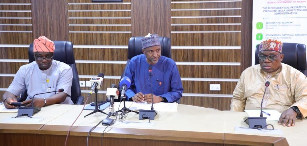 radionigeriahq's tweet image. The Federal government has inaugurated a High-Level Investigation Committee to look into the Zurak Mine Gas Poisoning Incident that occurred at a mining site in Zurak, Wase Local Government Area of Plateau State.

#Mine
#gaspoisoning  radionigeria.gov.ng/2026/04/15/fg-…