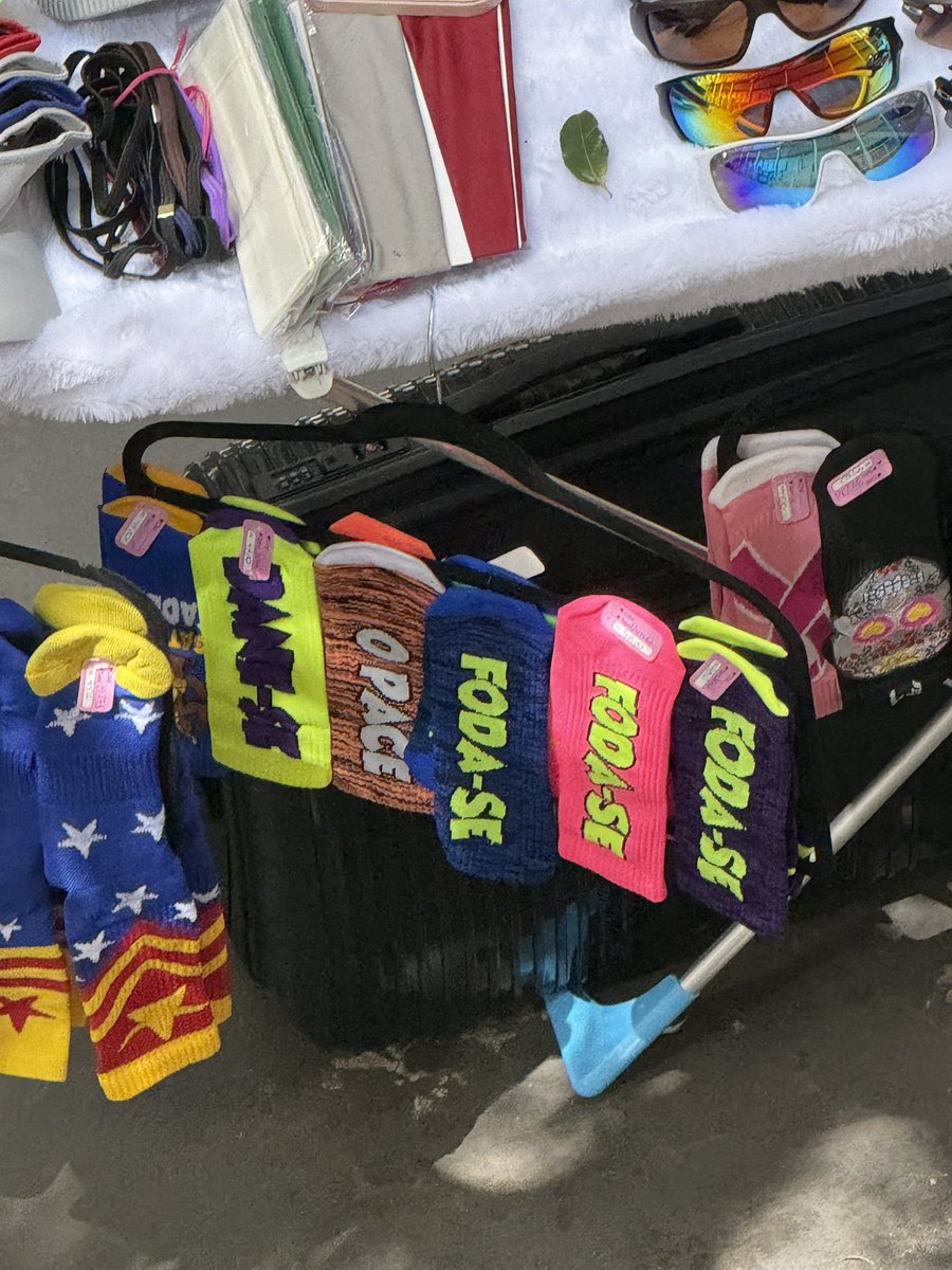 você usaria essas meias criativas?