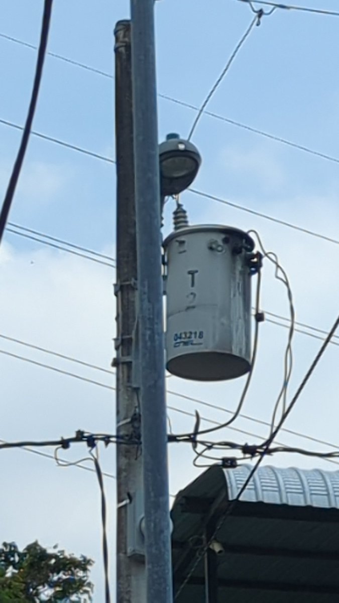 mariscal672771's tweet photo. @CELECEPOficial por favor su ayuda no hay luz en la urbanización la Joya Etapa Murano explotó un transformador https://t.co/pxLk9LfO5X