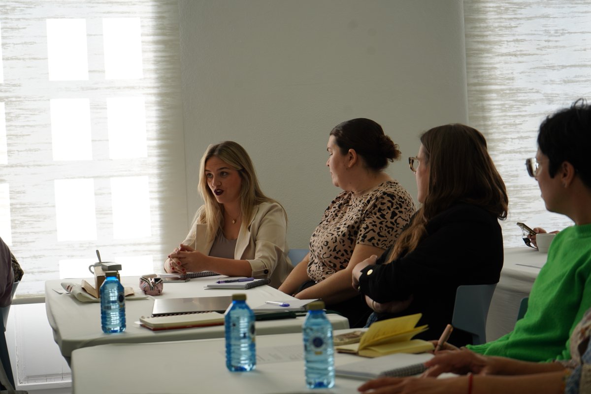 AytoCoin's tweet photo. 💼✨Más de una veintena de emprendedoras y empresarias se forman hoy en identidad de marca y estrategia. 

Organizan @diputacionMLG y @AmupemaMalaga en colaboración con el Área de Mujer.

🗓️ Próxima sesión: 29 de abril (finanzas).
⚠️ ¡Últimas plazas!
📩 proyectosamupema@gmail.com https://t.co/Z2l2ksuce3