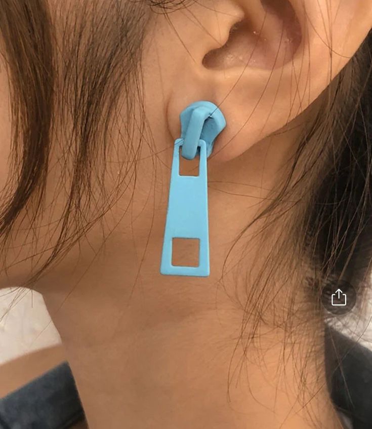 b𝘆. 2 tweet media